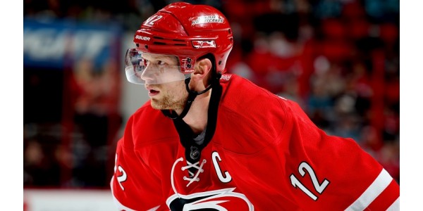 Eric Staal je poctěn, že může obléknout dres Caroliny Hurricanes a rozloučit se s NHL Eric Staal je poctěn, že může obléknout dres Caroliny Hurricanes a rozloučit se s NHL